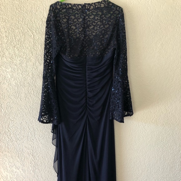 Beautiful long sleeved dress - Picture 2 of 2